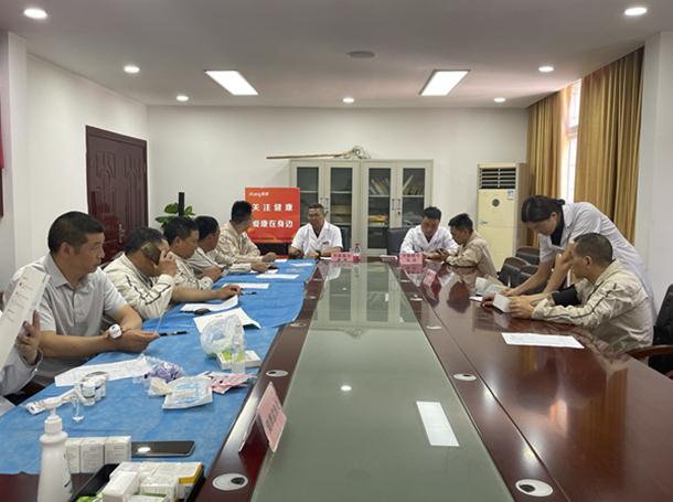 問診中。愛康集團重慶分公司供圖