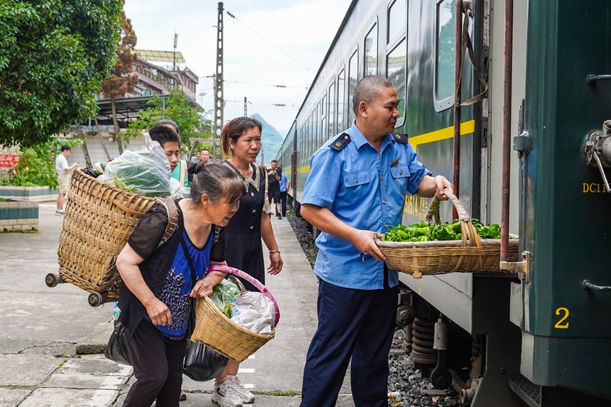 7月11日，沿線村民將自家種的瓜果蔬菜帶上“小慢車”售賣。李文航攝
