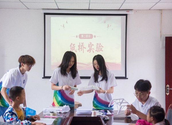 重慶師范大學物理與電子工程學院學生為石壕鎮萬隆村小朋友帶來科技小課堂。重慶師范大學供圖