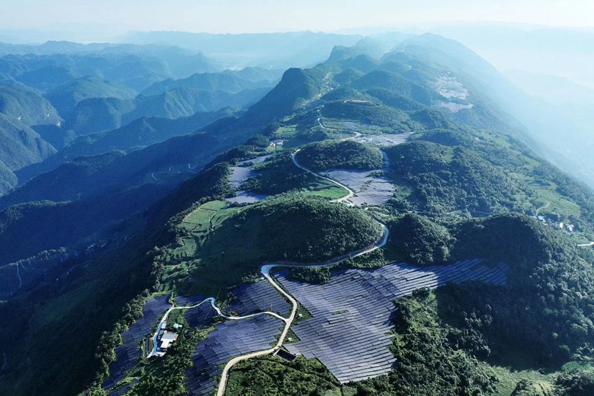 光伏發電板掩映著群山。楊敏攝