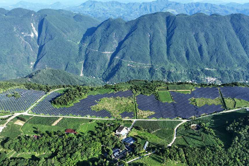 重慶市黔江區麒麟蓋山地光伏發電站。楊敏攝