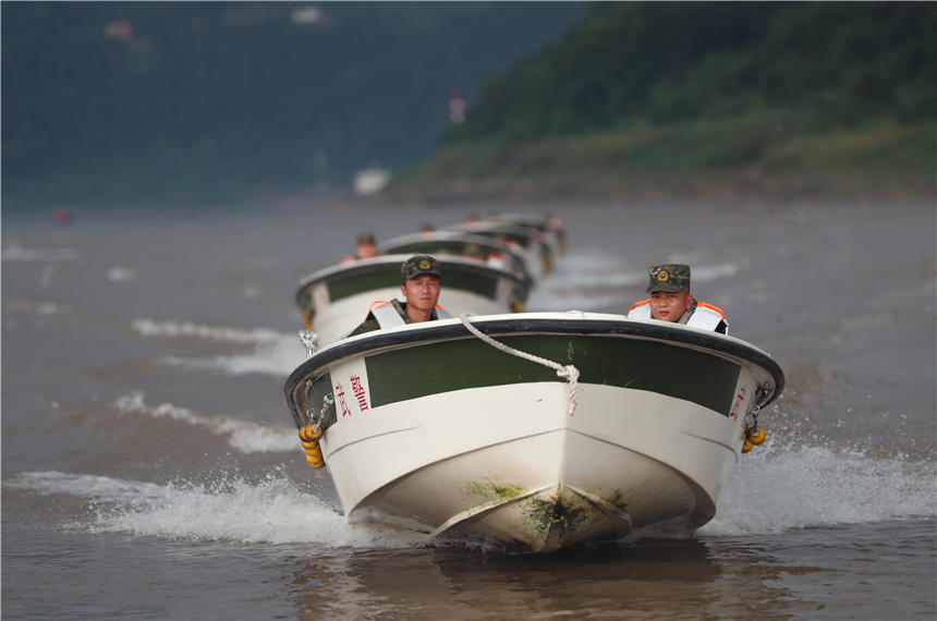 武警重慶總隊船艇支隊組織沖鋒舟操作訓練。唐志勇攝 