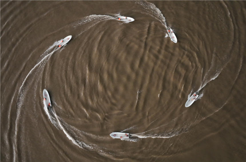 武警重慶總隊船艇支隊組織沖鋒舟操作訓練。唐志勇攝