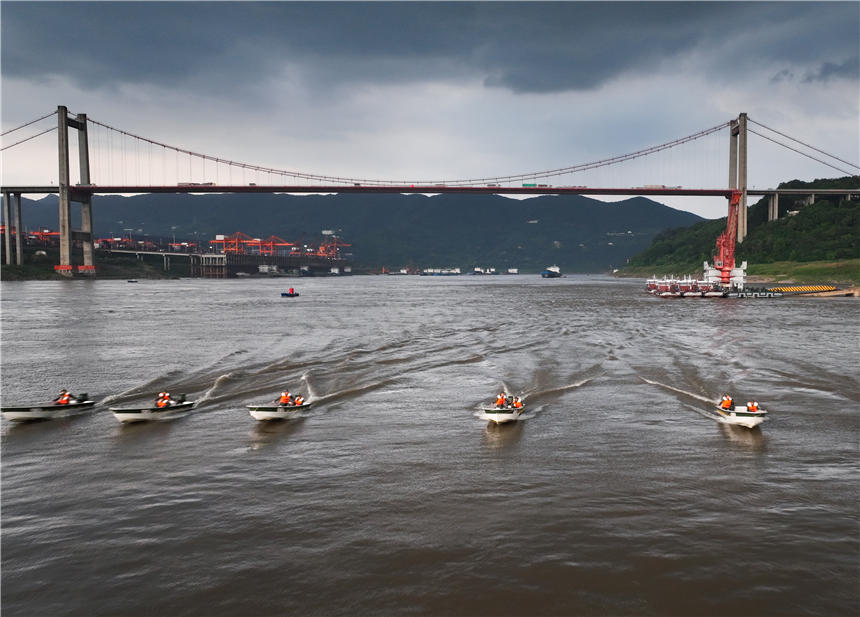 武警重慶總隊船艇支隊組織沖鋒舟操作訓練。唐志勇攝