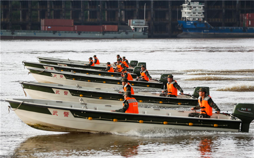 武警重慶總隊船艇支隊組織沖鋒舟操作訓練。徐優攝
