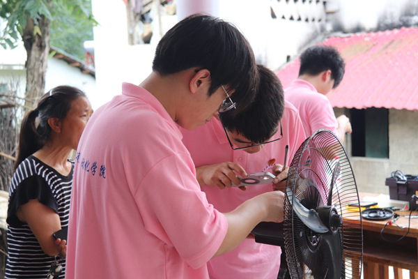 社會實踐團隊成員義務維修家電。重慶工業職業技術學院供圖