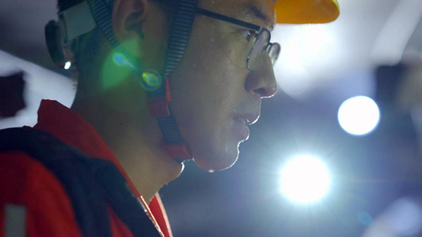 7月17日，國網重慶市電力公司電纜運維人員剛進入電纜隧道就大汗淋漓。李濤攝