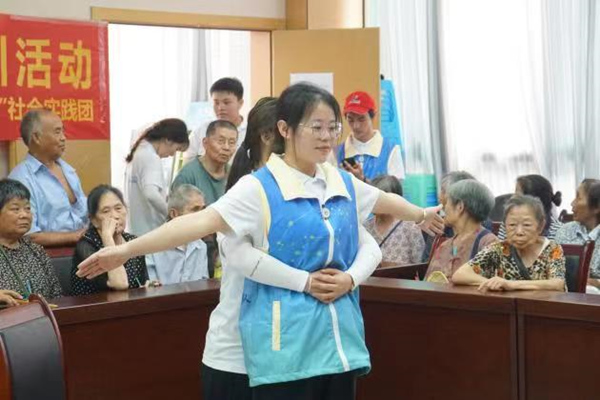 演示“海姆立克急救法”。重慶電子工程職業學院供圖