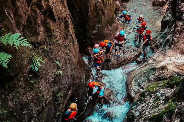 北碚區金刀峽景區，游客正在體驗溪降活動。受訪企業供圖