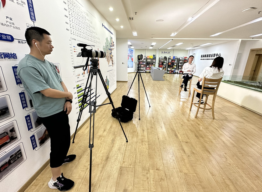 采訪團在陸海新通道運營中心采訪。人民網記者 劉政寧攝