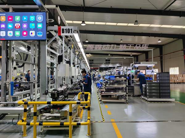 在重慶隆鑫發動機有限公司生產車間，工作人員正在加工發動機和零部件。王玉婷攝