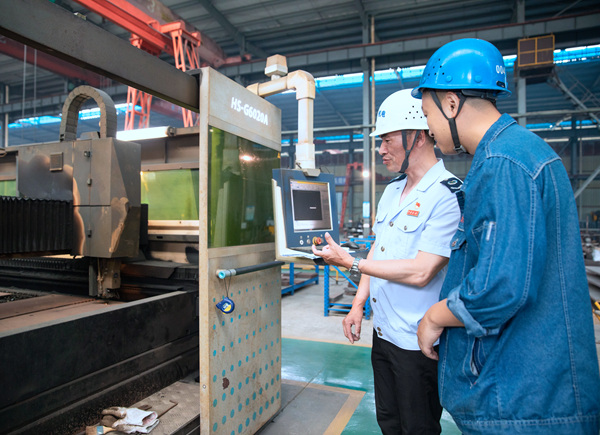 南川區稅務人員走進重慶市上澤機電有限公司生產車間，了解企業生產和研發情況，宣傳研發費用加計扣除政策。楊寅攝