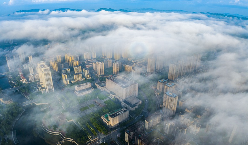 云霧繚繞的南川城區。甘昊旻攝