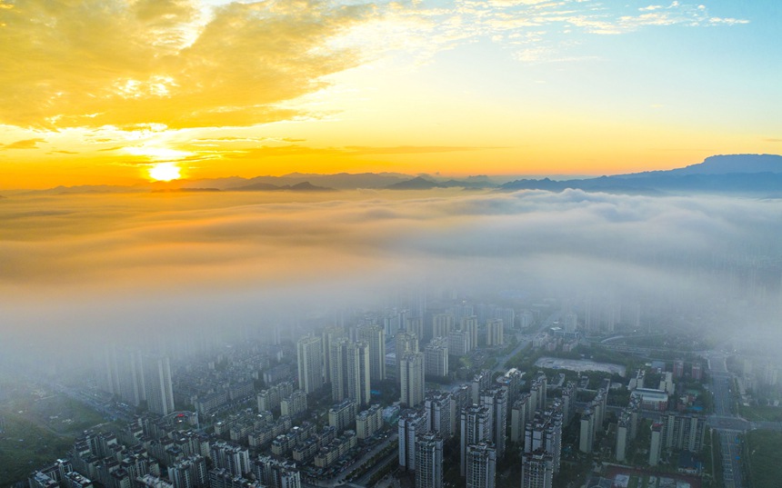 云霧繚繞的南川城區。甘昊旻攝