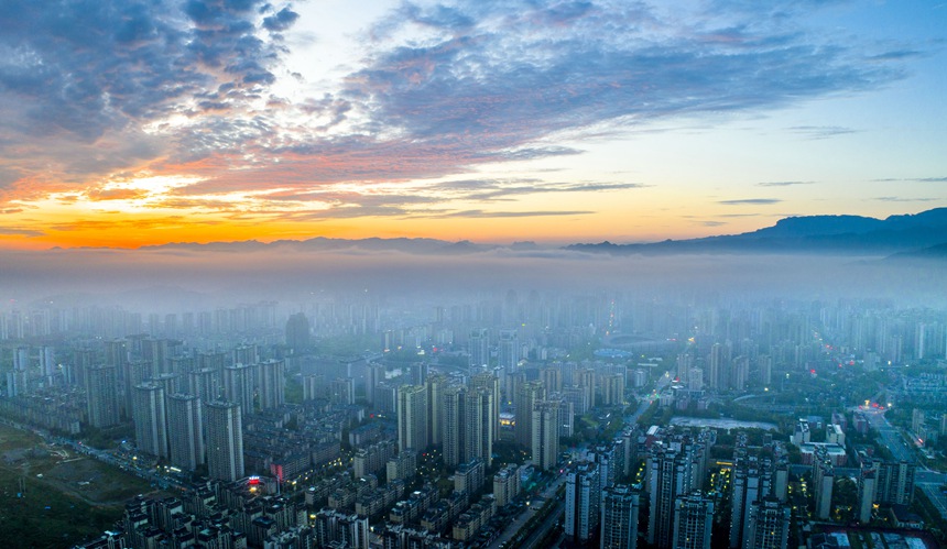 云霧繚繞的南川城區。甘昊旻攝