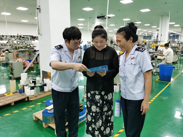 高新區稅務人員走訪企業，宣傳輔導研發費用加計扣除等稅費優惠政策。王玉婷攝