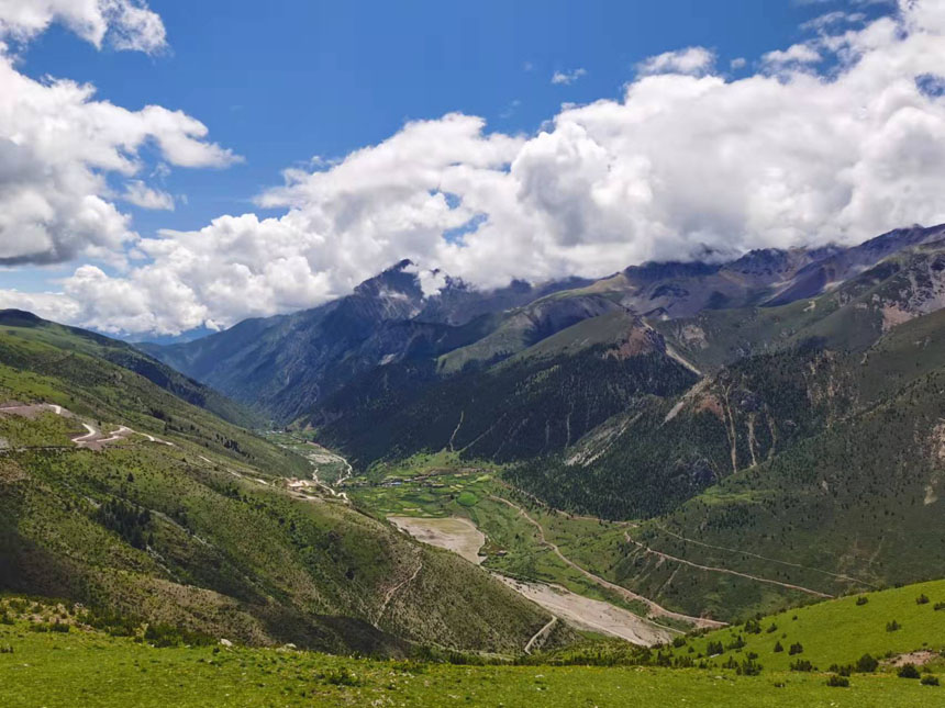 從機場回市區途中，翻越海拔4572米的浪拉山口。姜峰攝