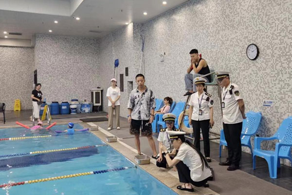 檢查游泳場所池水水質。石柱縣衛生健康綜合行政執法支隊供圖