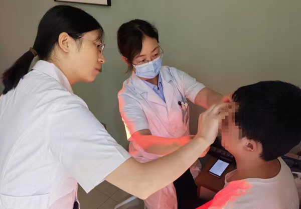 陳春梅為患者檢查眼部情況。重慶南坪愛爾眼科醫院供圖