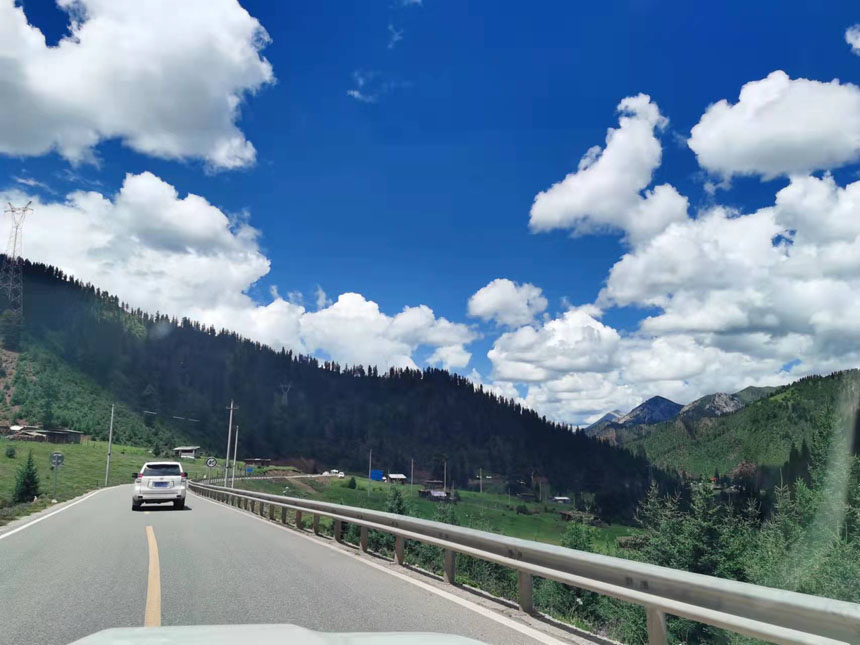 采訪團隊前往類烏齊縣，沿途碧空如洗、長云如海，群山植被豐茂、美不勝收。姜峰攝