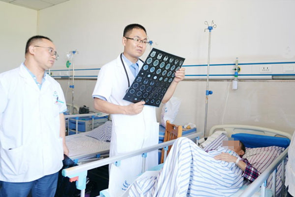 專家查房。重慶大學附屬江津醫院供圖