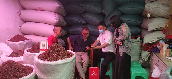 重慶農商行江北支行盤溪金融服務港灣客戶經理在盤溪市場走訪宣傳金融產品。重慶農商行供圖