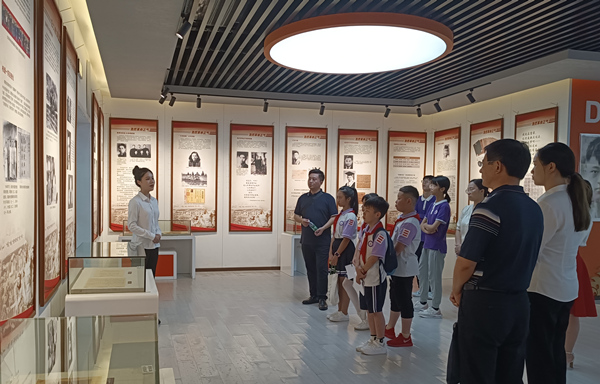 重慶理工大學馬克思主義學院研究生紅心宣講團宣講紅巖精神。重慶理工大學供圖