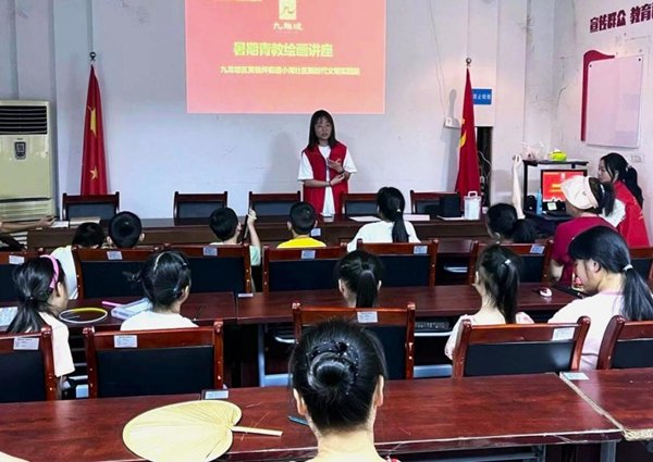 團隊成員給小朋友們講解繪畫技巧。重慶電力高等?？茖W校供圖