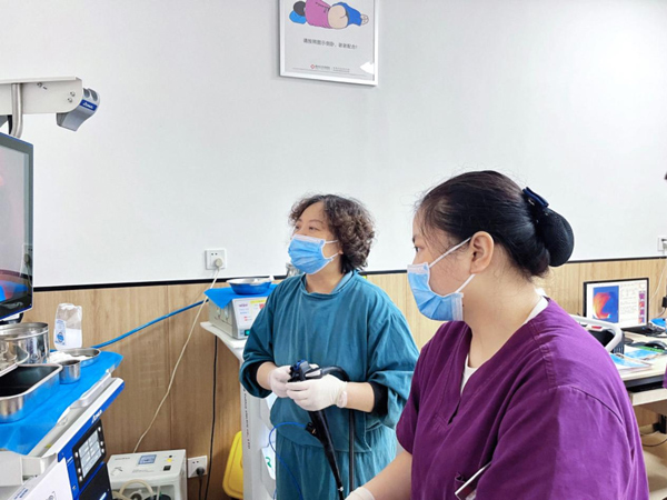 醫生為患者做胃鏡檢查。重慶東大肛腸醫院供圖