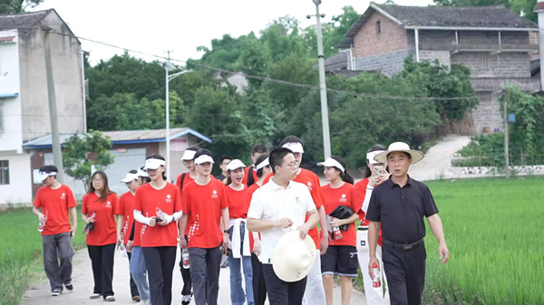 西南政法大學“三下鄉”社會實踐活動隊伍。路丞武攝