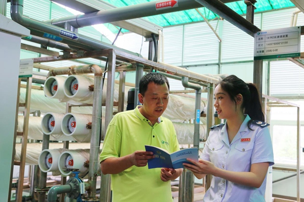 重慶市潼南區稅務人員走進重慶巨科環保有限公司，宣傳輔導環保稅等稅收優惠政策。周歡攝