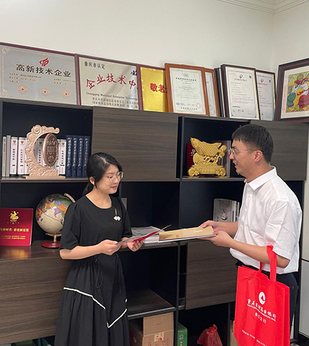 重慶農商行綦江支行客戶經理李約翰走訪重慶金蘭鋁制品有限公司。重慶農商行供圖