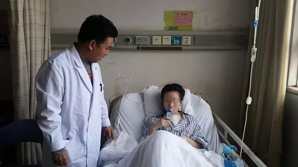 姚珂查房中。重慶西區醫院供圖