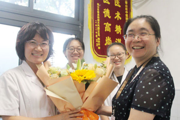 慰問臨床一線醫務人員。璧山區中醫院供圖