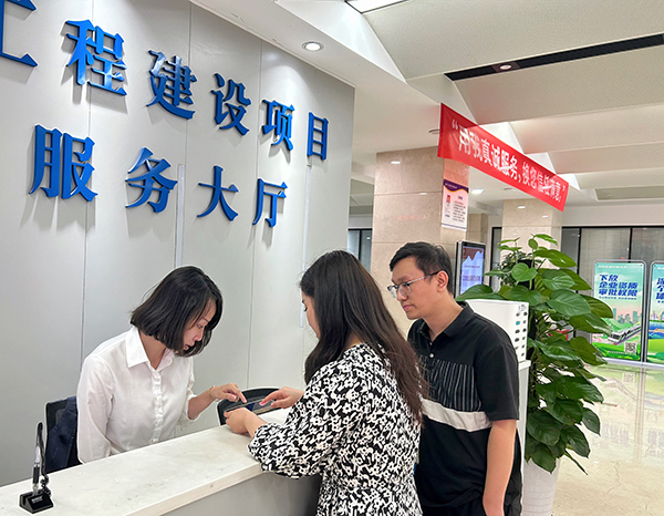 工作人員為市民解答疑惑。唐鑫攝