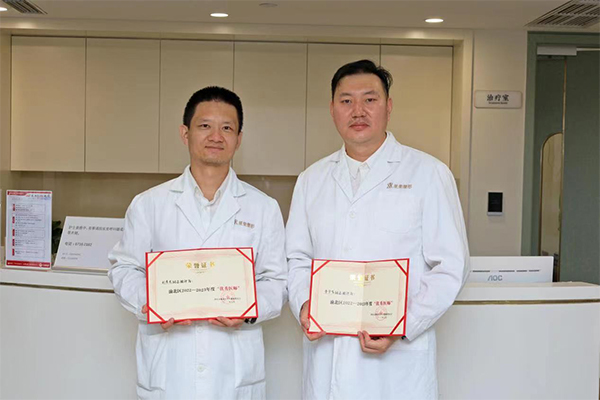 劉彥龍（左）、曹宇飛（右）展示“渝北區2023年度優秀醫師”證書。重慶星榮整形外科醫院供圖