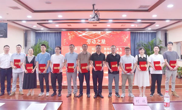 頒發榮譽證書。江津區中醫院供圖