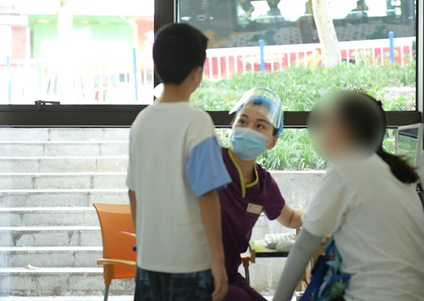 葉天行看診。重慶小米熊兒童醫院供圖