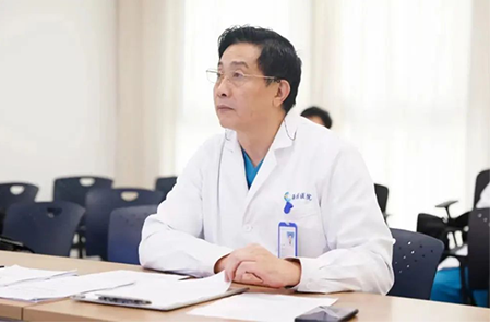 梁平受邀擔任博士后出站答辯委員會主席。重慶西區醫院供圖