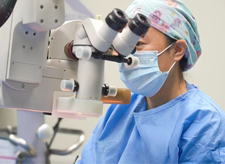 張奕霞手術現場。重慶南坪愛爾眼科醫院供圖