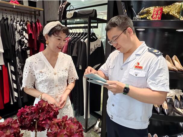 渝中區稅務人員來到朝天門綜合交易市場，為商戶講解個體工商戶相關稅費優惠政策。胡鑫攝