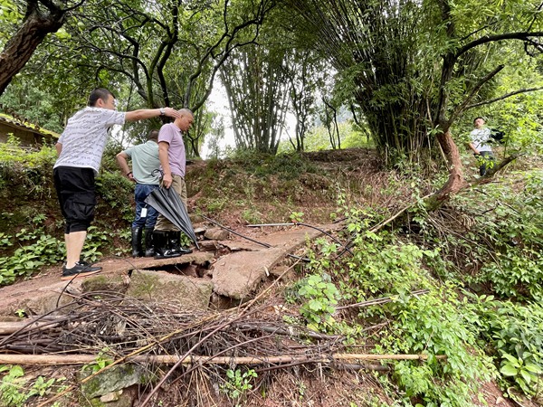 《地災應急處置》。7月19日，巴南區姜家鎮水源村高石元組發生險情，巴南區規劃和自然資源局綜合行政執法支隊支隊長張朝明帶隊現場指導地災應急處置工作，并動員群眾應急避險搬遷撤離。何林攝