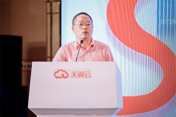 栗傳良在會上發言。中國電信重慶公司供圖