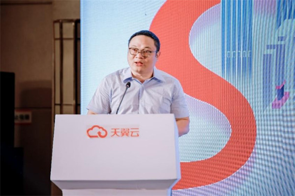 于敉在會上發言。中國電信重慶公司供圖