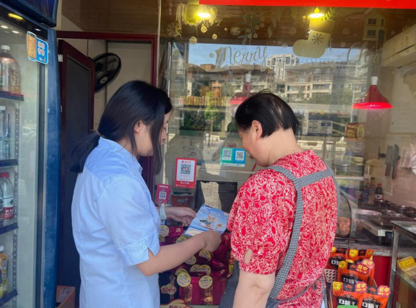 走進商戶開展宣傳。浦發銀行重慶分行供圖