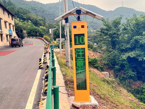 沙坪壩區鹽堰路彎道預警系統。羅韋寧攝