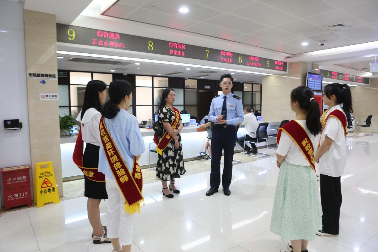 近日，稅收營商環境體驗師一行人來到渝中區稅務局第一稅務所參加“走流程聽建議”活動。圖為稅務人員向營商環境體驗師介紹大廳整體情況。孫夢園攝