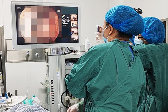 內鏡團隊為患者取啤酒瓶蓋。重慶西區醫院供圖