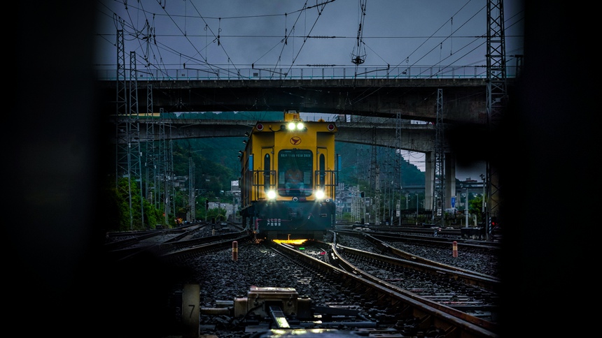 成都工務大機段職工在興珞線進行道岔打磨作業。楊鯉銀攝