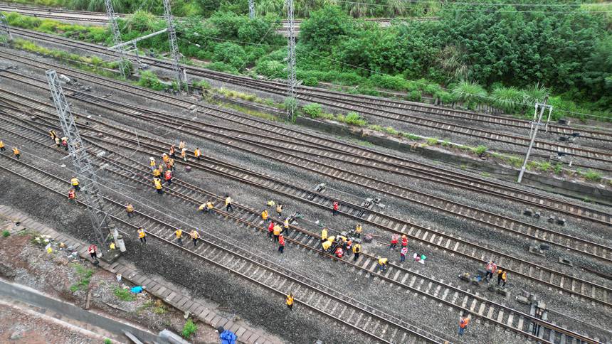重慶工務段職工在興珞線團結村站進行道岔鋼件更換作業。郎志強攝